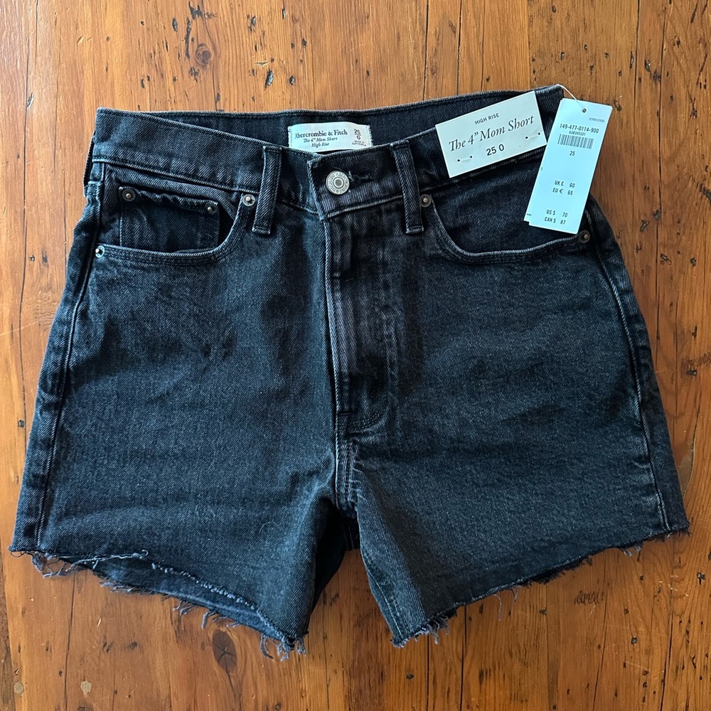 Abercrombie & Fitch - The 4” Mom Short